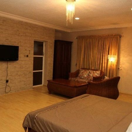 Fryburg Suites Aliayabiagba 外观 照片