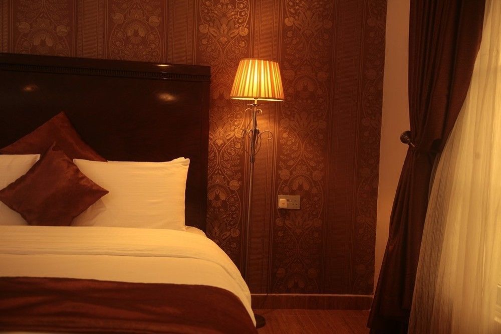 Fryburg Suites Aliayabiagba 外观 照片