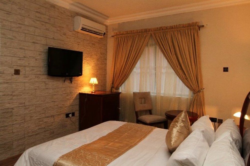 Fryburg Suites Aliayabiagba 外观 照片