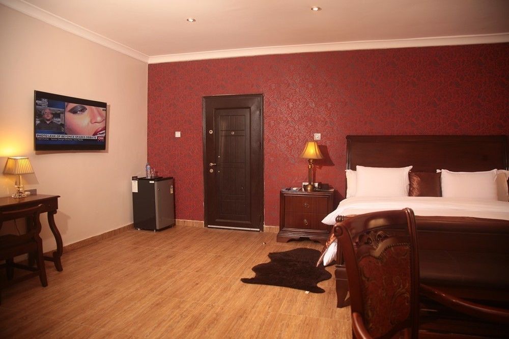Fryburg Suites Aliayabiagba 外观 照片