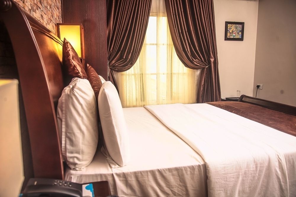 Fryburg Suites Aliayabiagba 外观 照片