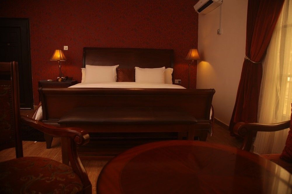 Fryburg Suites Aliayabiagba 外观 照片