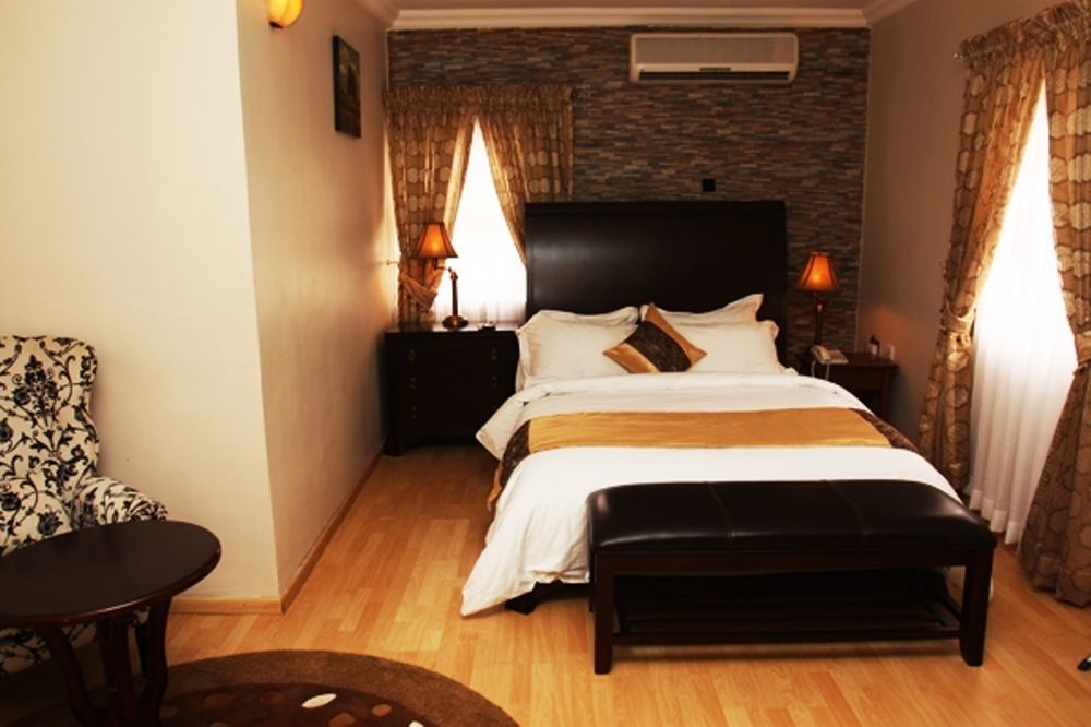 Fryburg Suites Aliayabiagba 外观 照片
