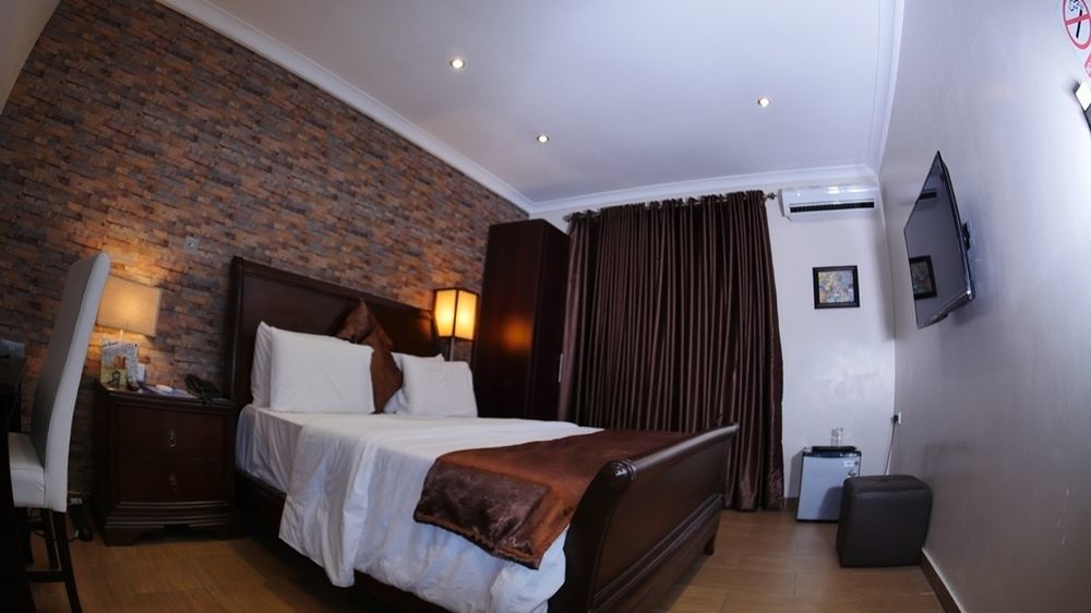 Fryburg Suites Aliayabiagba 外观 照片