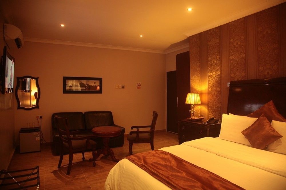 Fryburg Suites Aliayabiagba 外观 照片