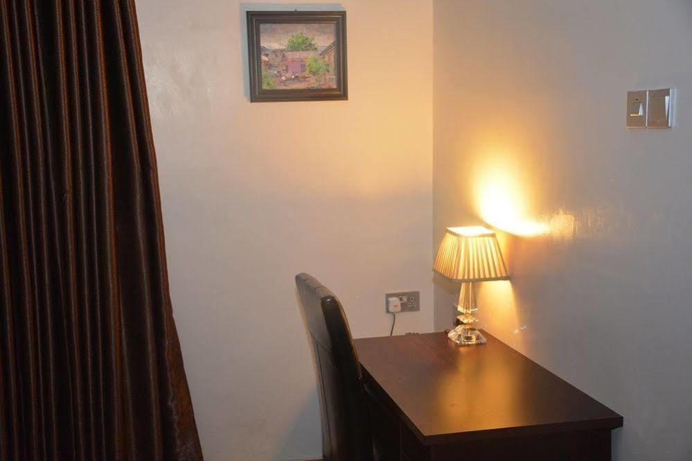 Fryburg Suites Aliayabiagba 外观 照片