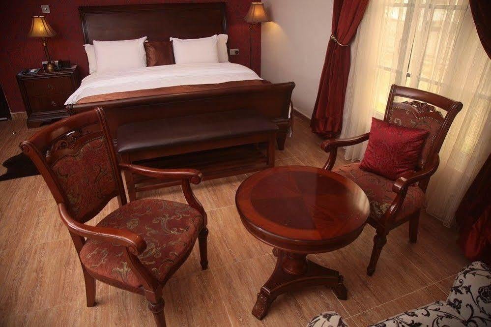 Fryburg Suites Aliayabiagba 外观 照片