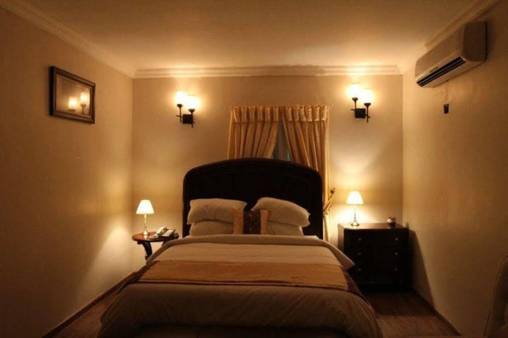 Fryburg Suites Aliayabiagba 外观 照片