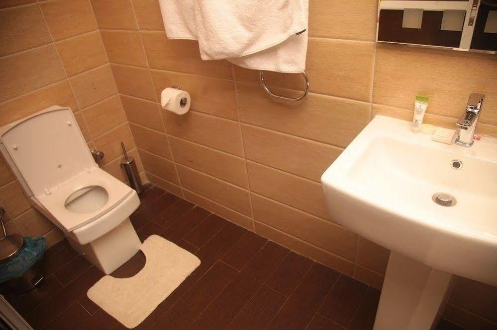 Fryburg Suites Aliayabiagba 外观 照片