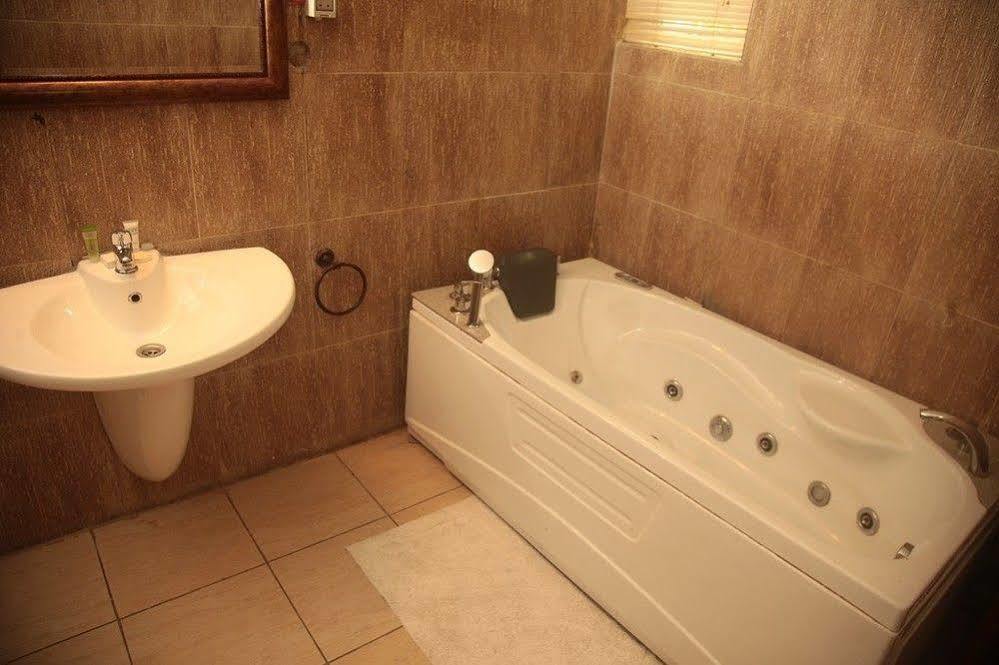 Fryburg Suites Aliayabiagba 外观 照片